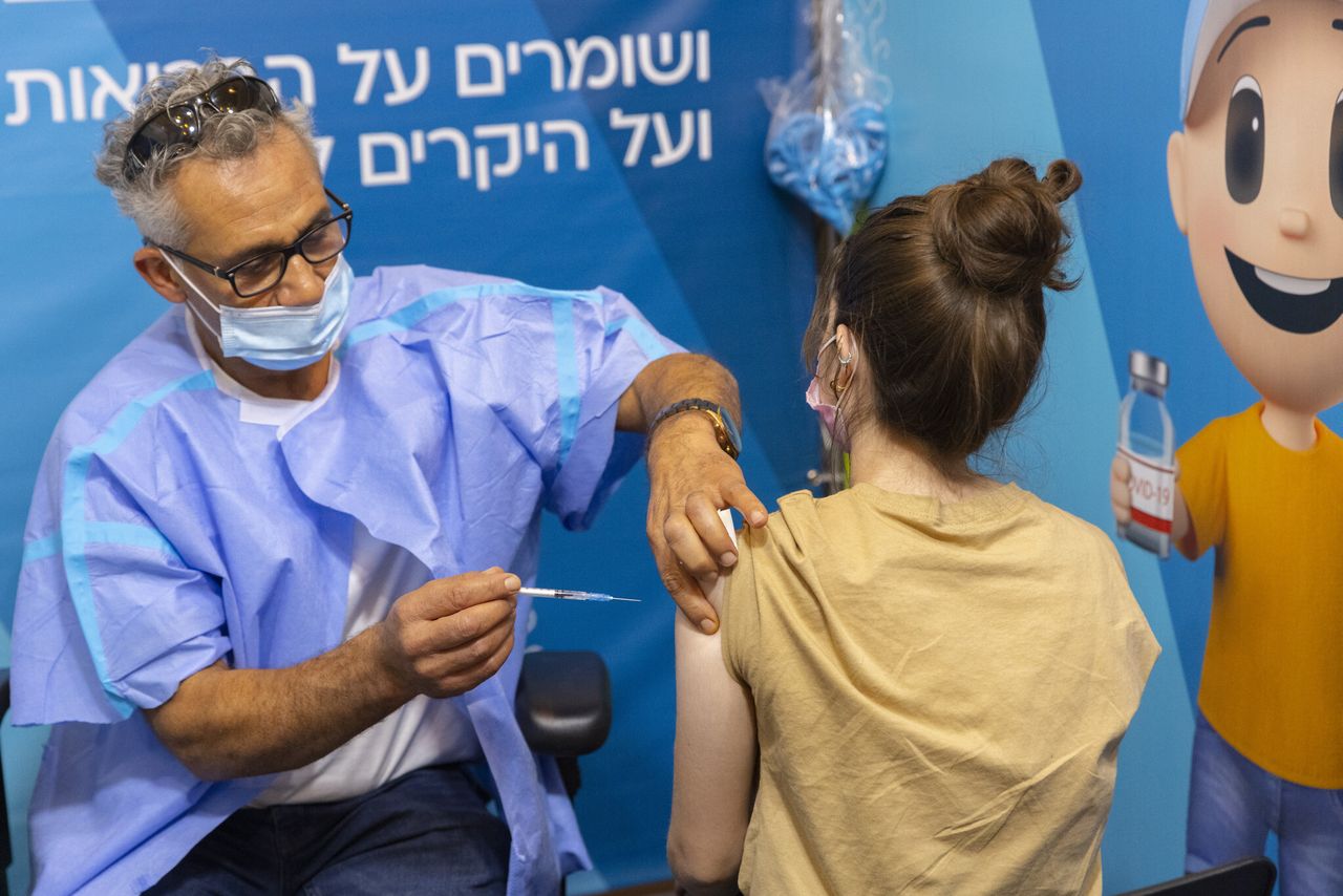Izrael je v soutěží o “Zlatý koronáč” jedním z hlavních favoritů. Tolik vakcín, tolik očkovaných v nemocnicích, tolik boosterů a … imunita pořád nikde